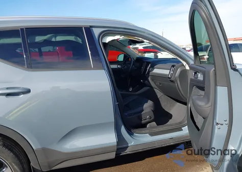 2020 Volvo Xc40 T4 Momentum z USA, uszkodzony, nr VIN YV4AC2HK7L2262164